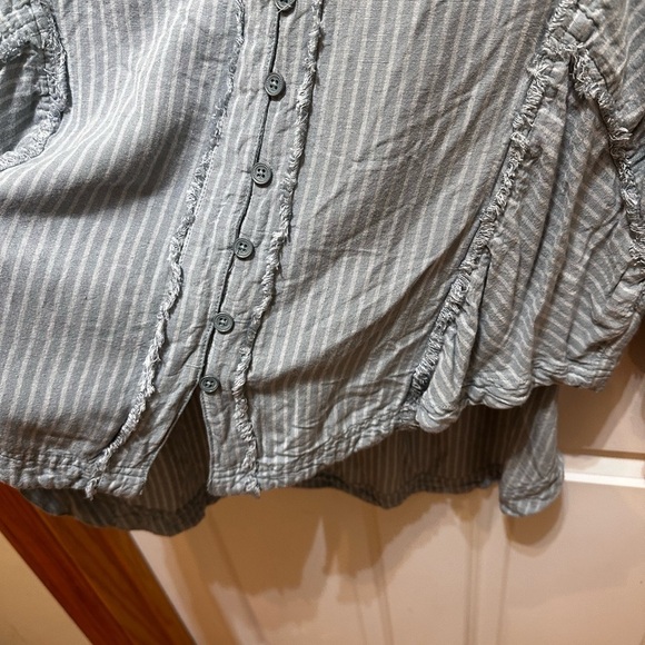 Free People We the free oversized Chambray white and blue stripe shirt Sz Small - Picture 8 of 8